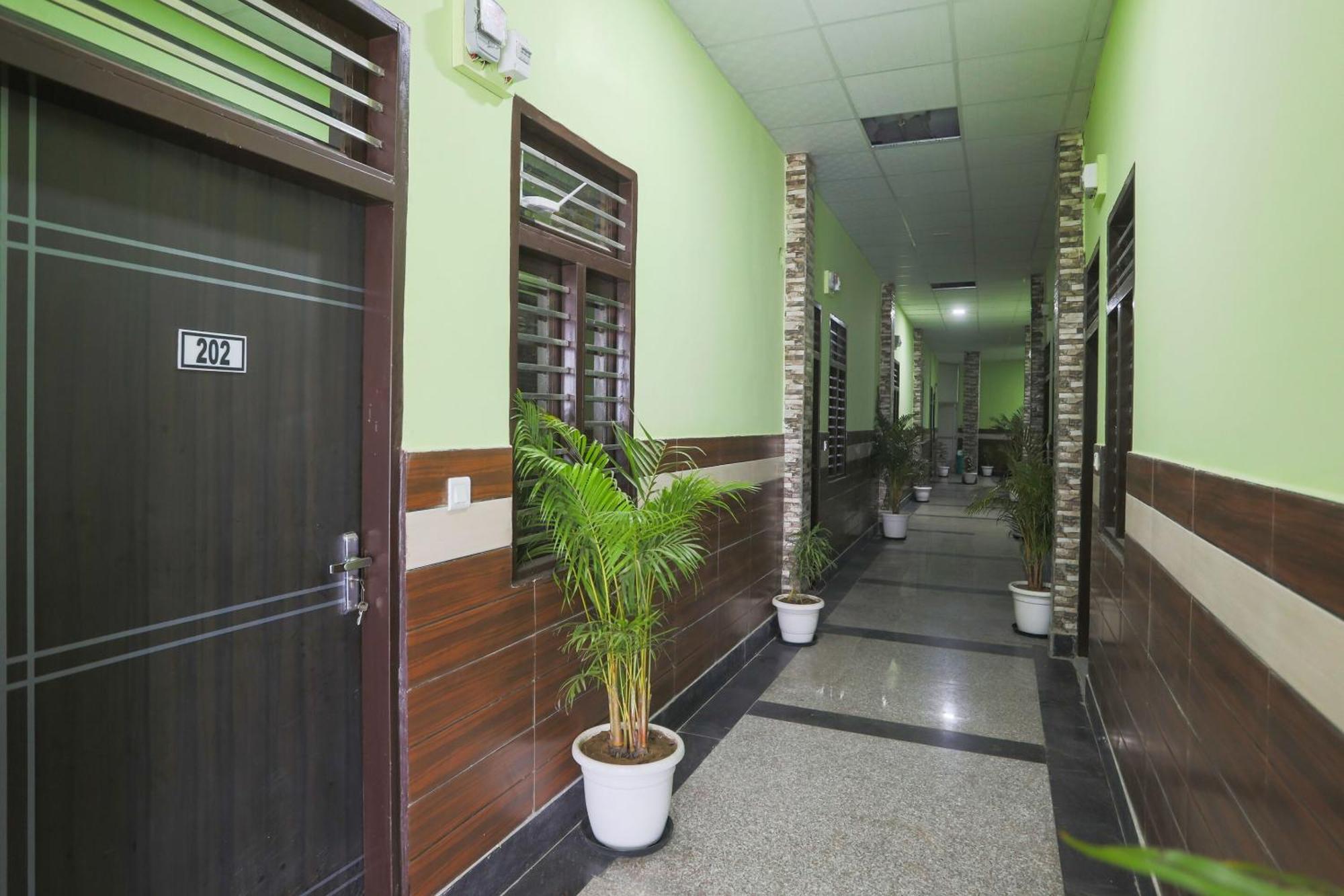 Capital O A-One Hotel Manesar Buitenkant foto